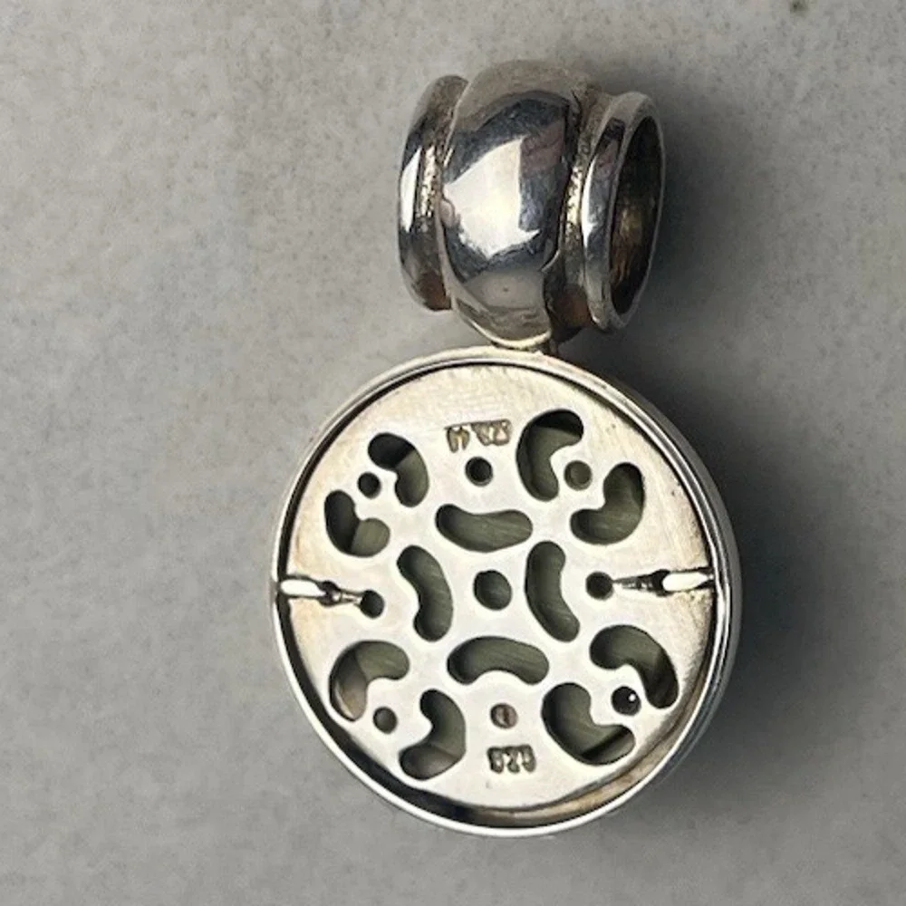 Sterling Silver 925 Cameo Left Facing Pendant Round Classic Ivory White Green